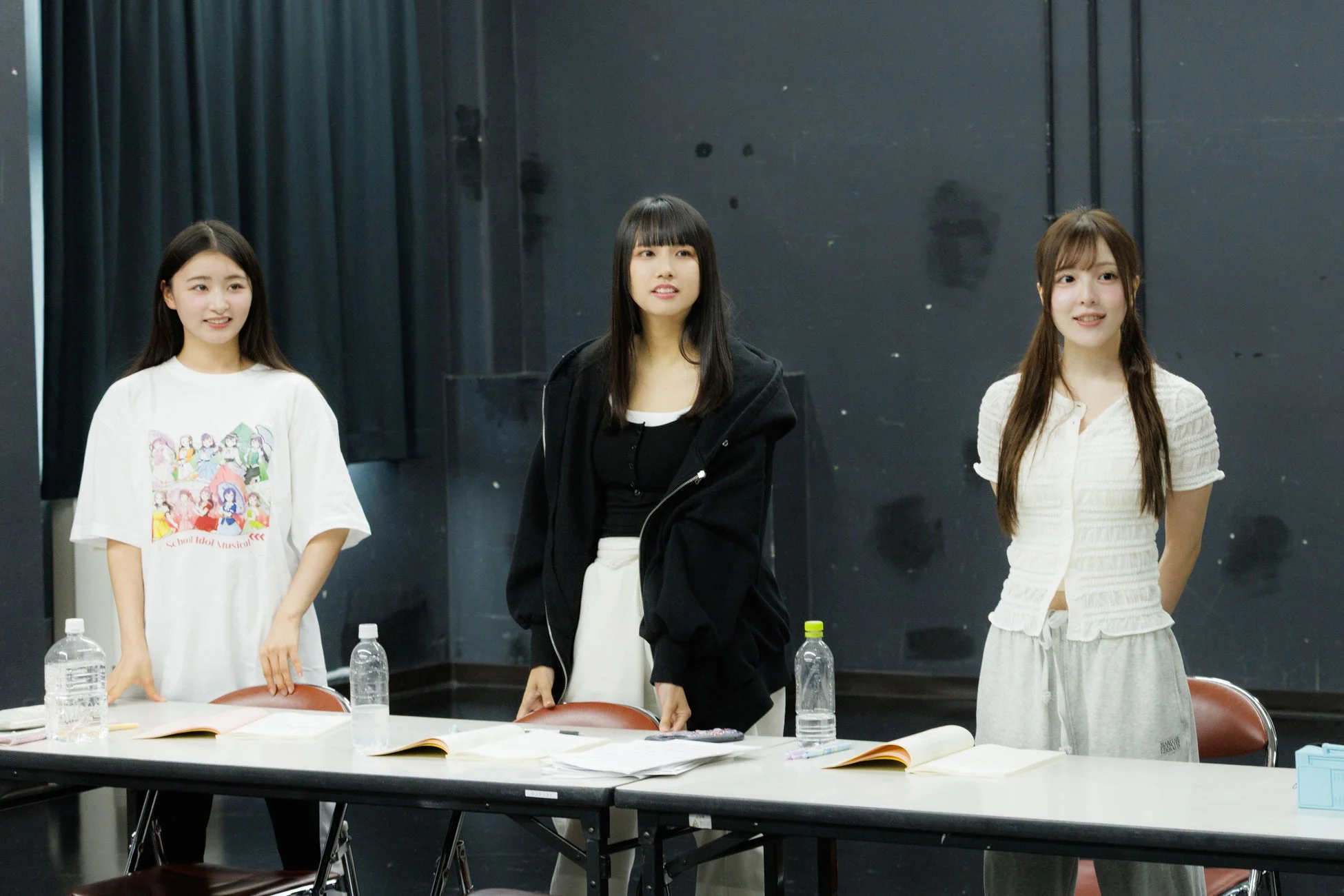 テーブルを囲む3人の女性