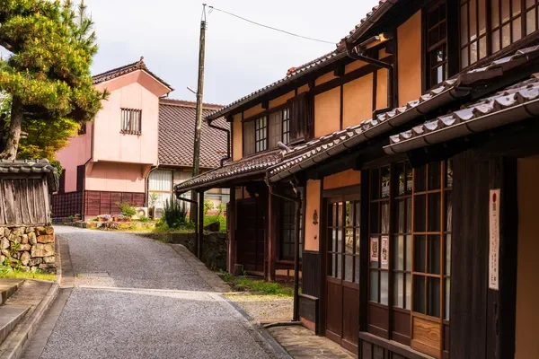 瓦屋根の伝統的な日本家屋が立ち並ぶ、趣のある路地の風景