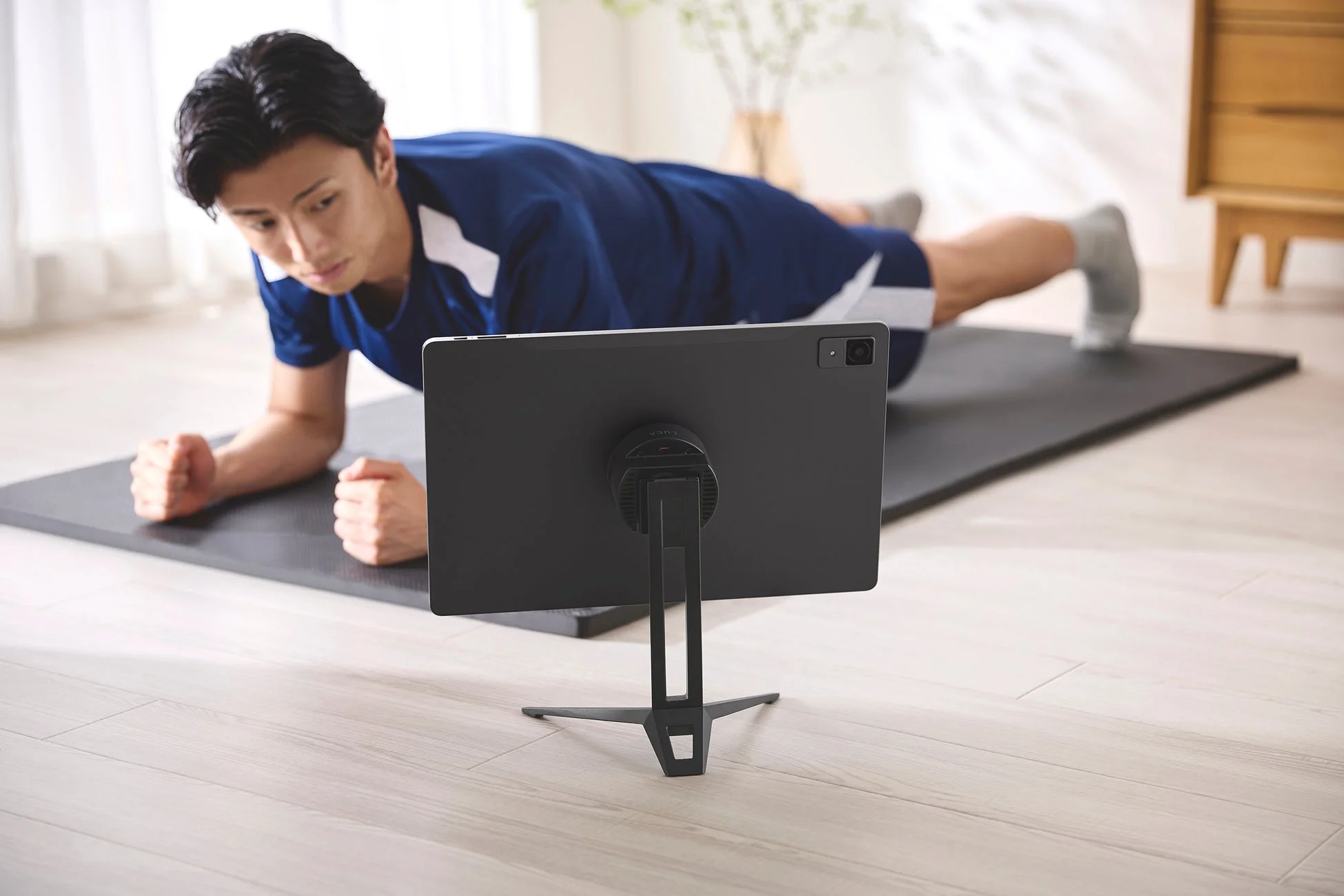 トレーニングをする男性とタブレットスタンド