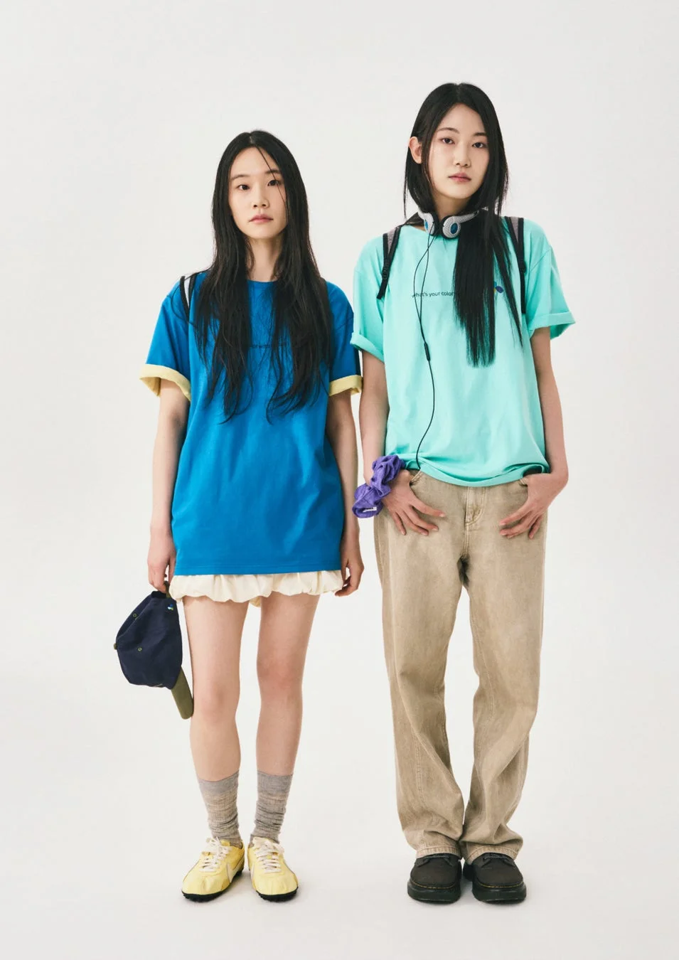 カジュアルなTシャツを着た二人の若い女性