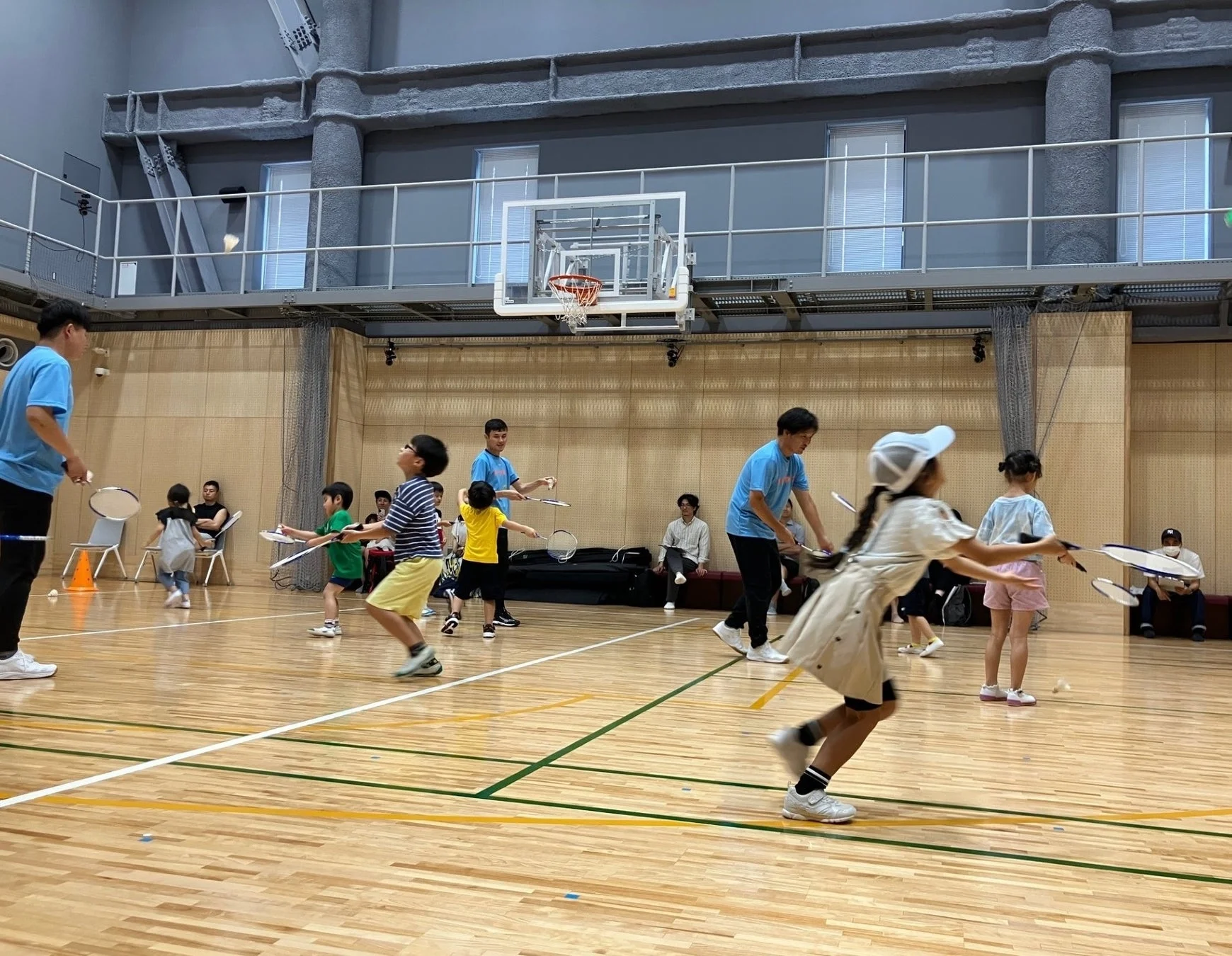 バドミントンを楽しむ子どもたち