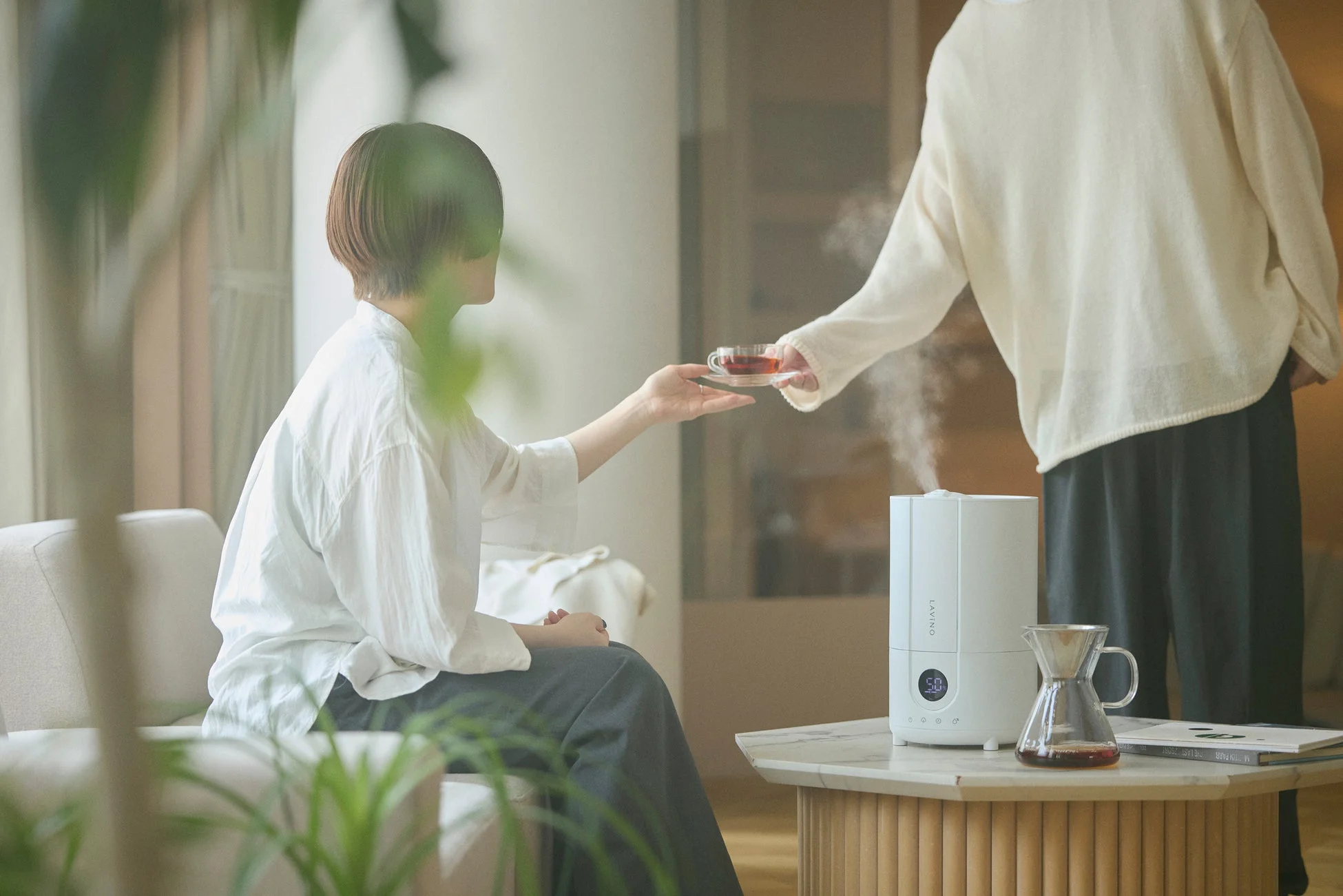 リビング、人物、お茶、加湿器、リラックス