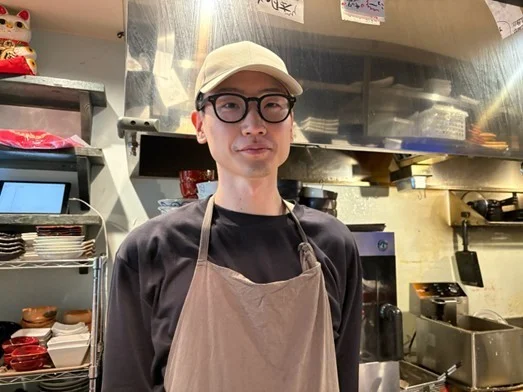 男性、シェフ、厨房、レストラン、エプロン、眼鏡、キャップ、飲食店、招き猫、料理人、仕事