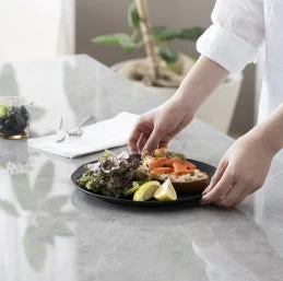 ヘルシーな食事が準備されている様子