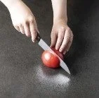 包丁でトマトを切る手