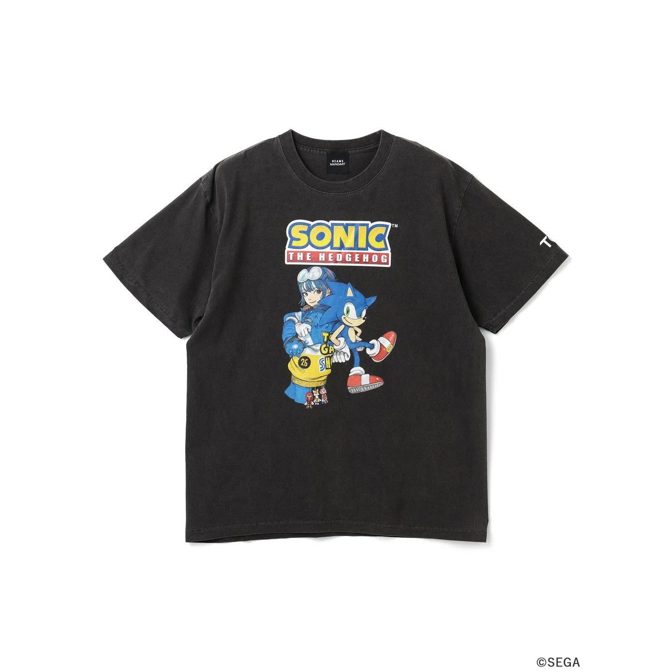 黒いTシャツに人気ゲームキャラクター「ソニック・ザ・ヘッジホッグ」と、青い服のキャラクターがプリントされています。