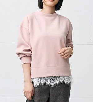 ピンクのトップスを着用した女性