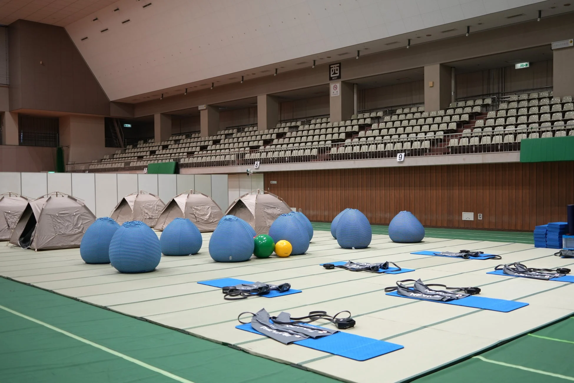 体育館内の準備風景