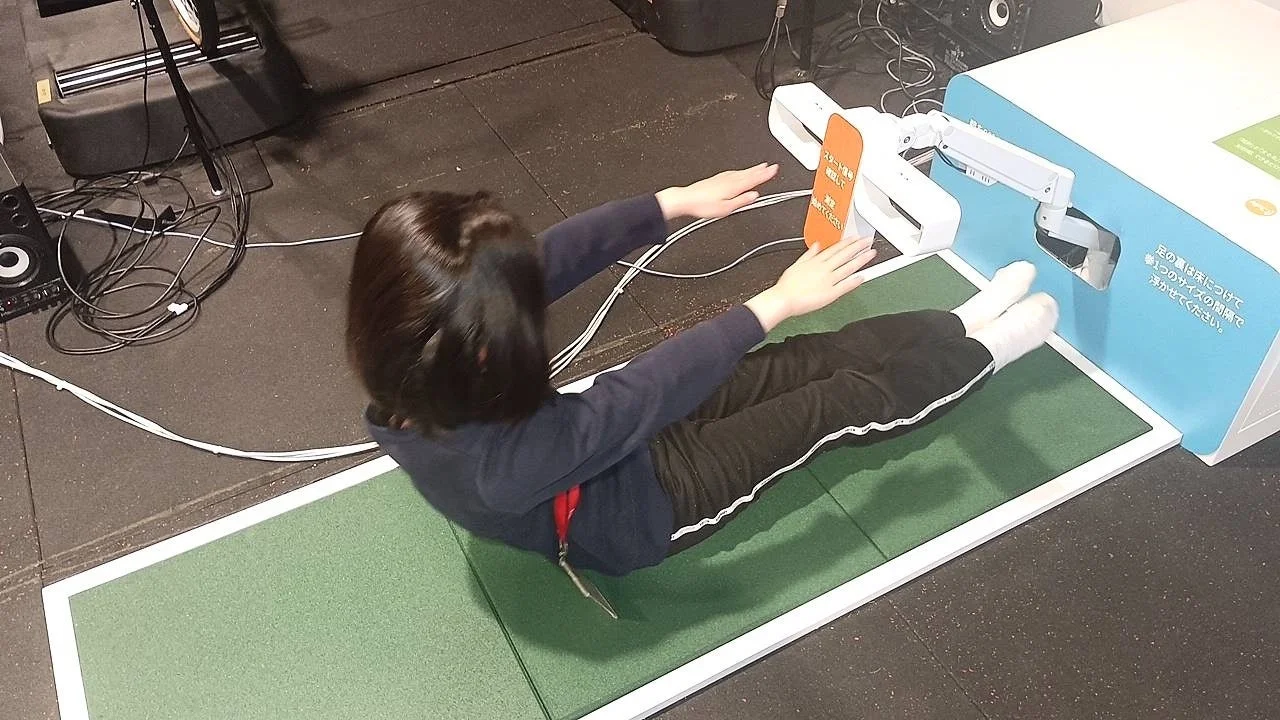 体幹を鍛えるエクササイズを行っている人