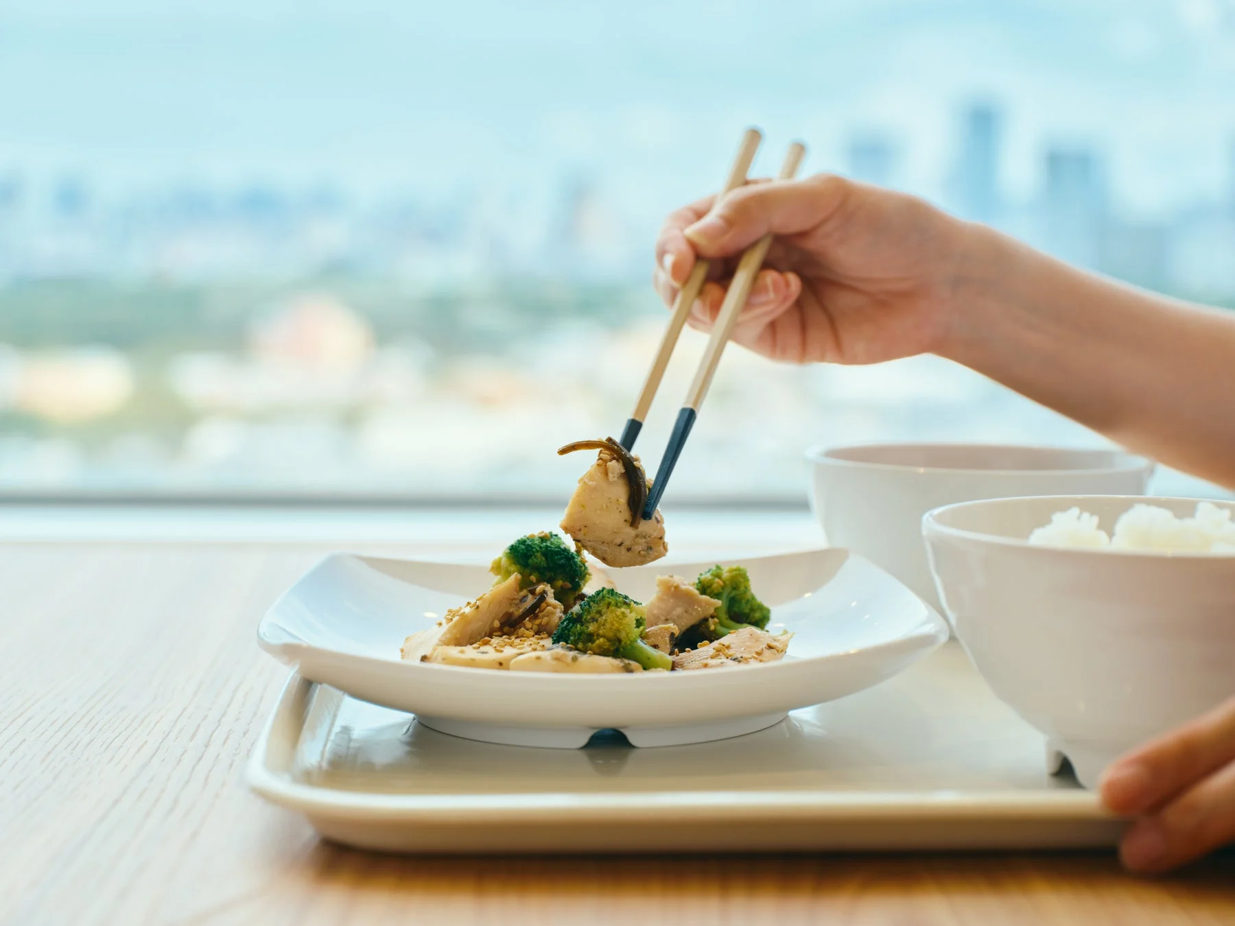 窓際で食事をする様子