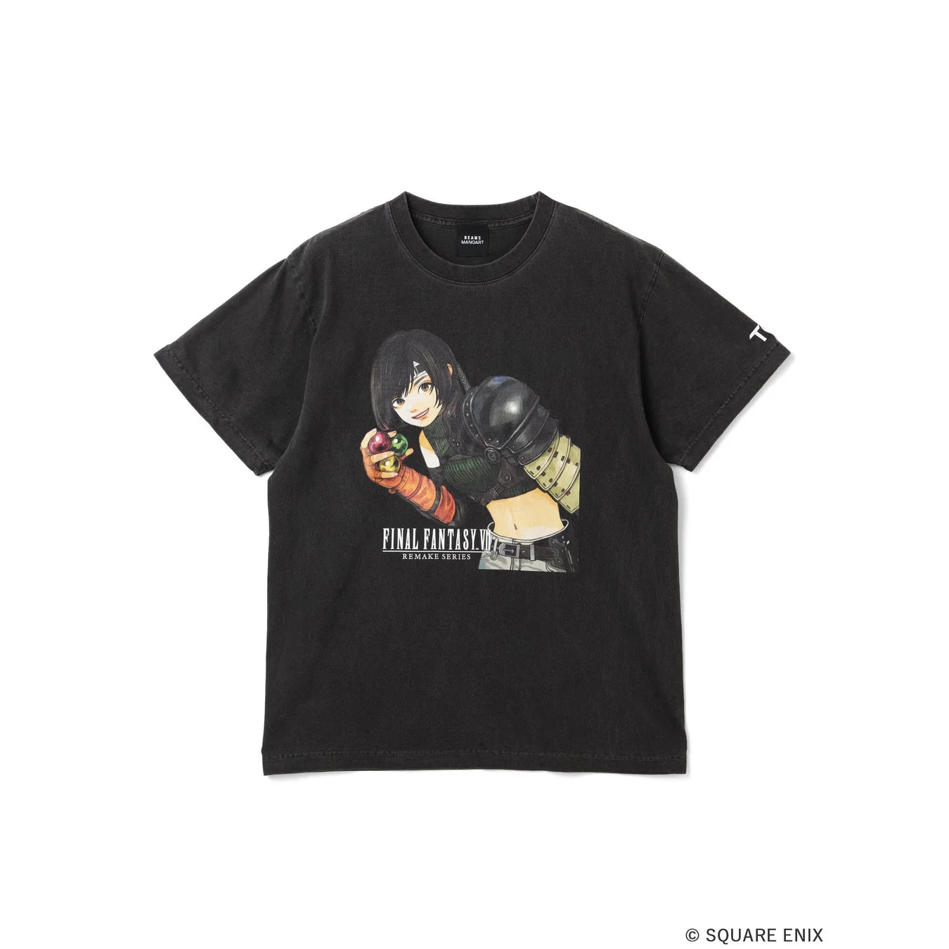 黒地のTシャツに、人気ゲーム『ファイナルファンタジーVII リメイク』のキャラクター「ティファ・ロックハート」がマテリアを持つ姿がデザインされています。