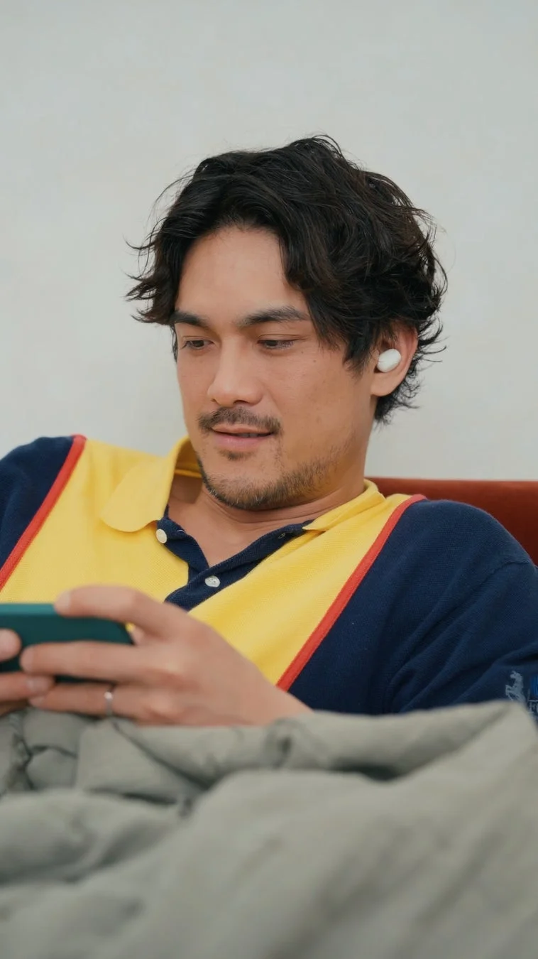 スマホを持つ男性