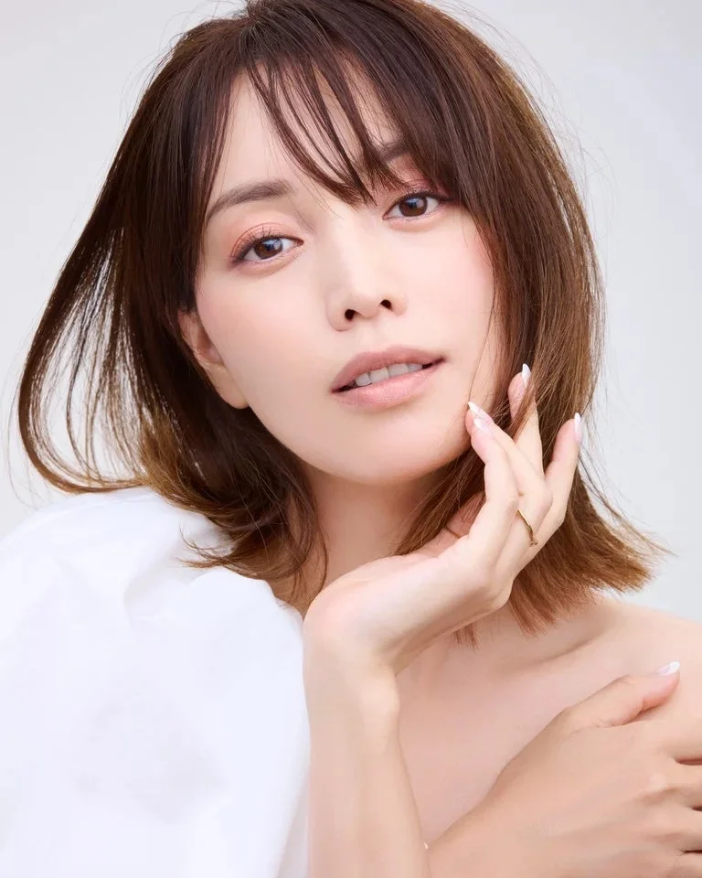 茶色のショートヘアの女性が優しい表情でカメラを見つめているクローズアップポートレート