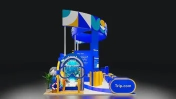 Trip.comのロゴが特徴的な、青と黄色を基調としたモダンなデザインの展示ブース。スライドやダイビングゴーグルを模した装飾があり、旅行や水辺のレジャー、アクティビティを想起させます