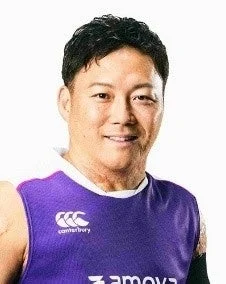 紫のスポーツウェアを着用し笑顔を見せる池透暢さん