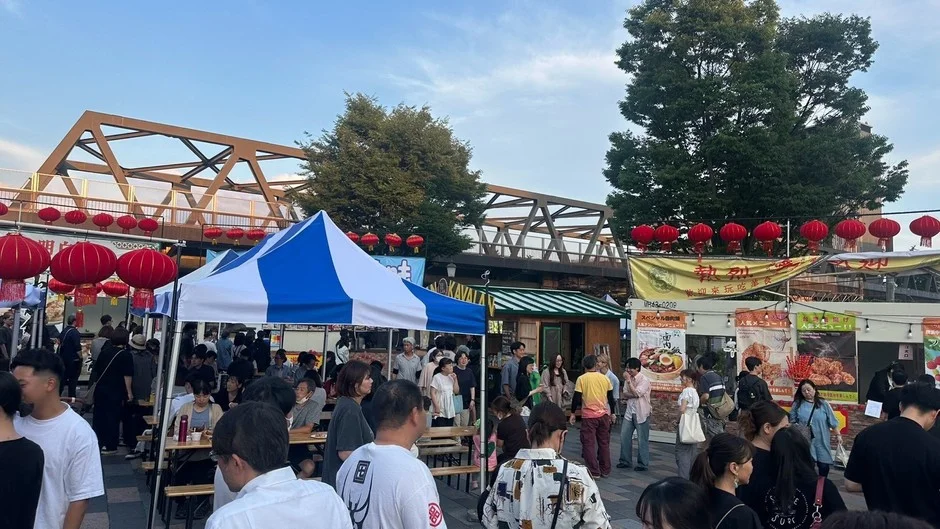 屋台が並ぶイベント会場の様子