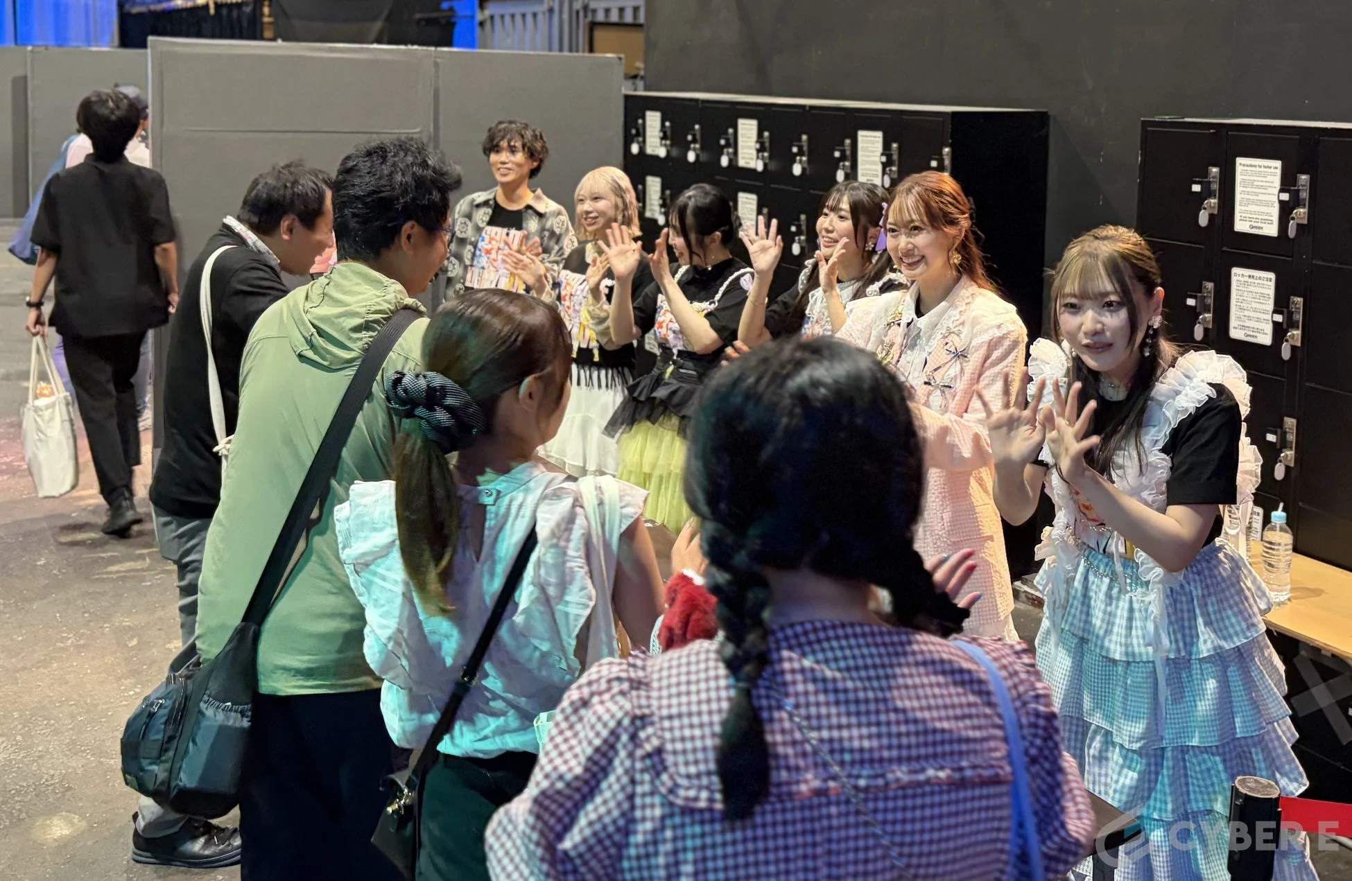 アイドルグループらしき若者たちがファンと交流する様子