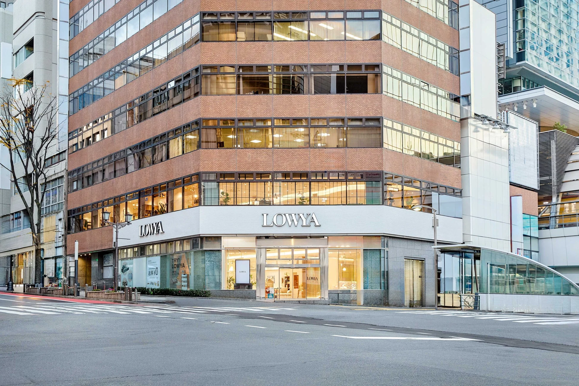LOWYAの店舗が入った近代的な建物