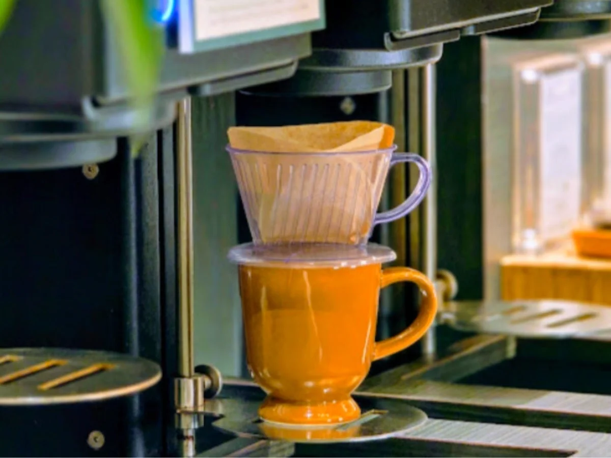 コーヒーメーカーとマグカップ