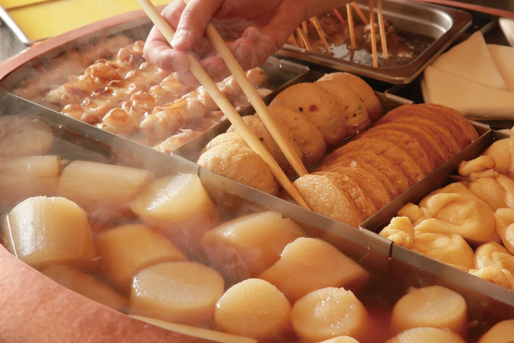 湯気が立ち上るおでん鍋