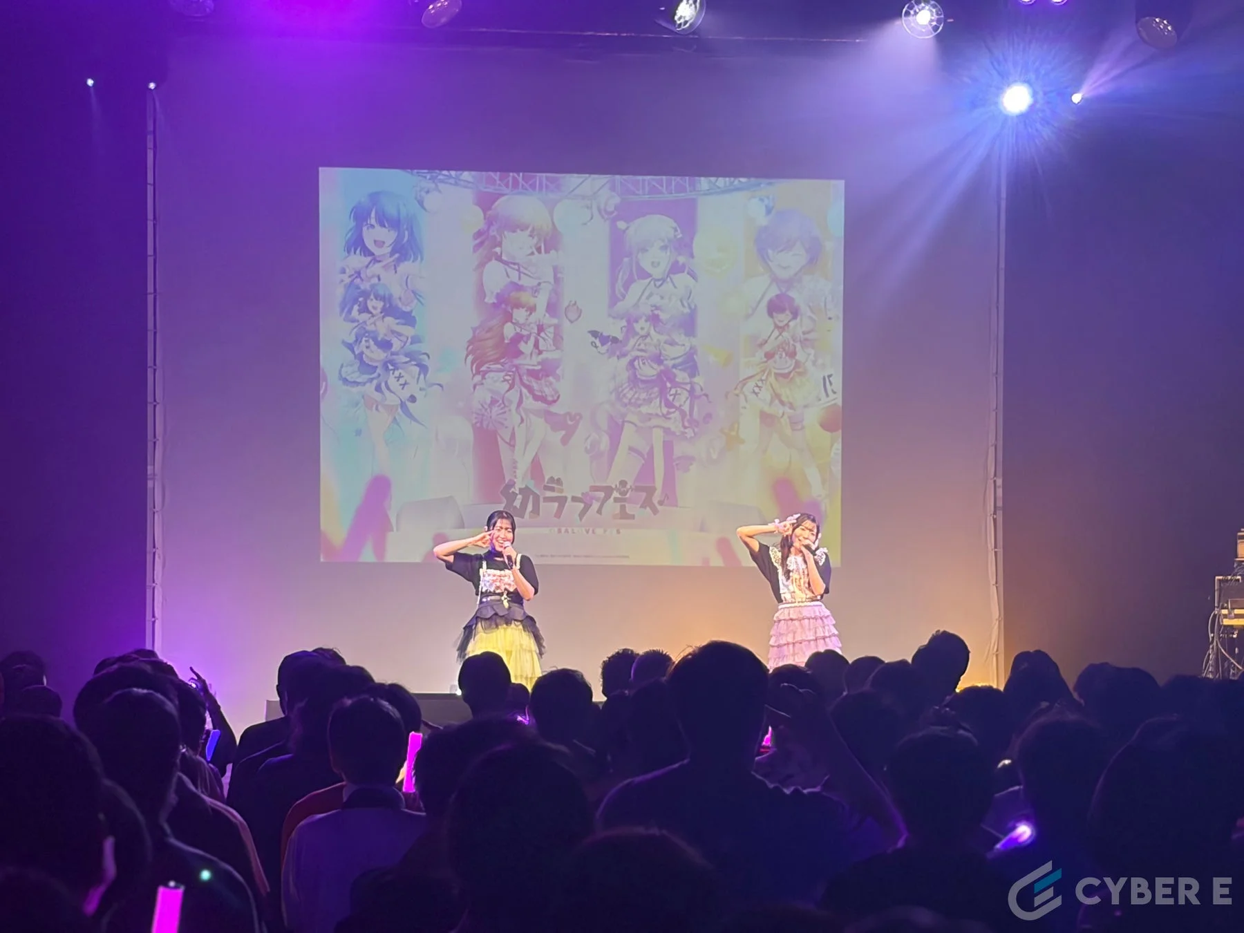 ライブステージでパフォーマンスを行う女性パフォーマー