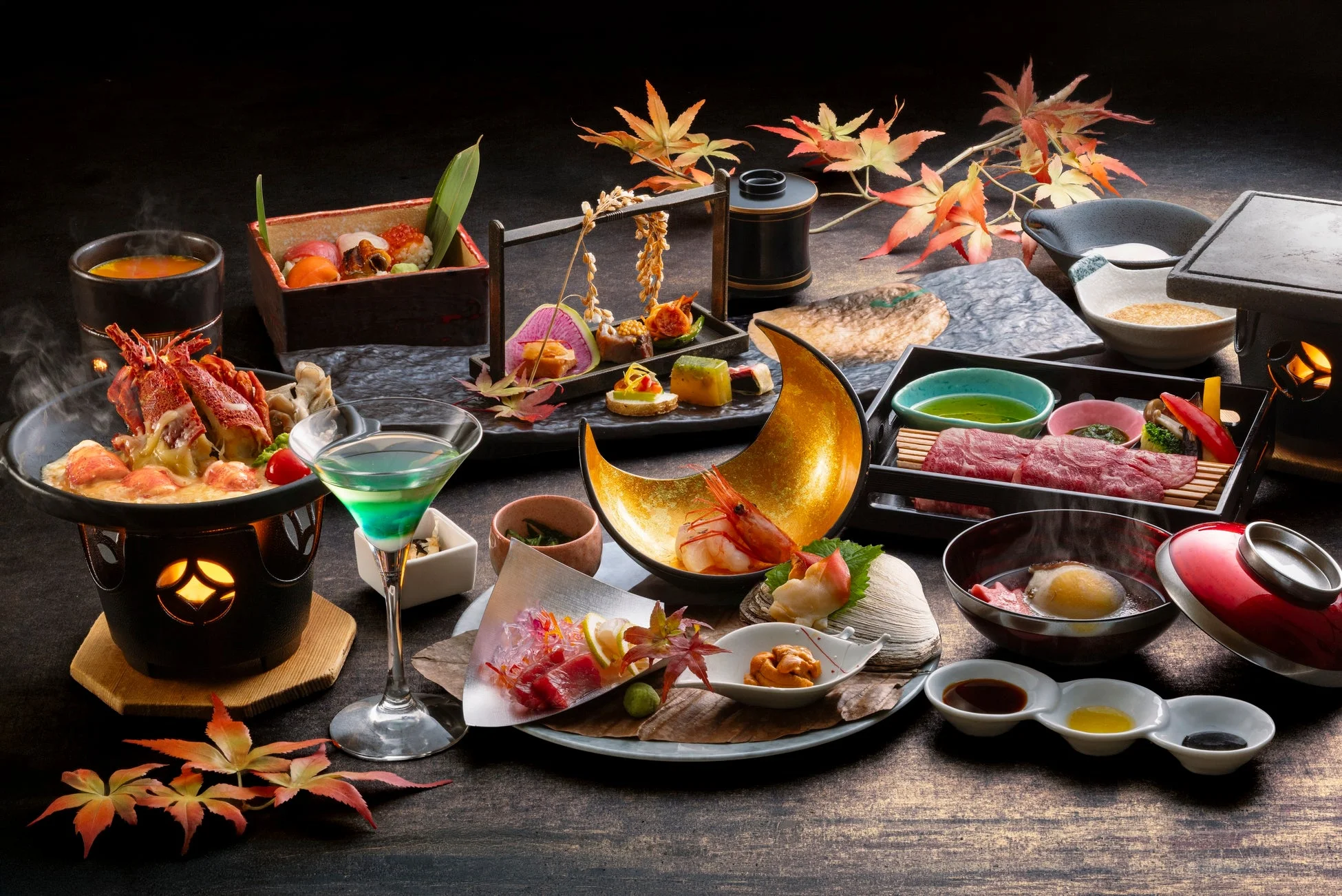 秋の紅葉が彩る豪華な和食の会席料理