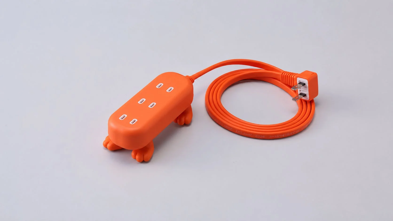オレンジ色の電源タップとコード