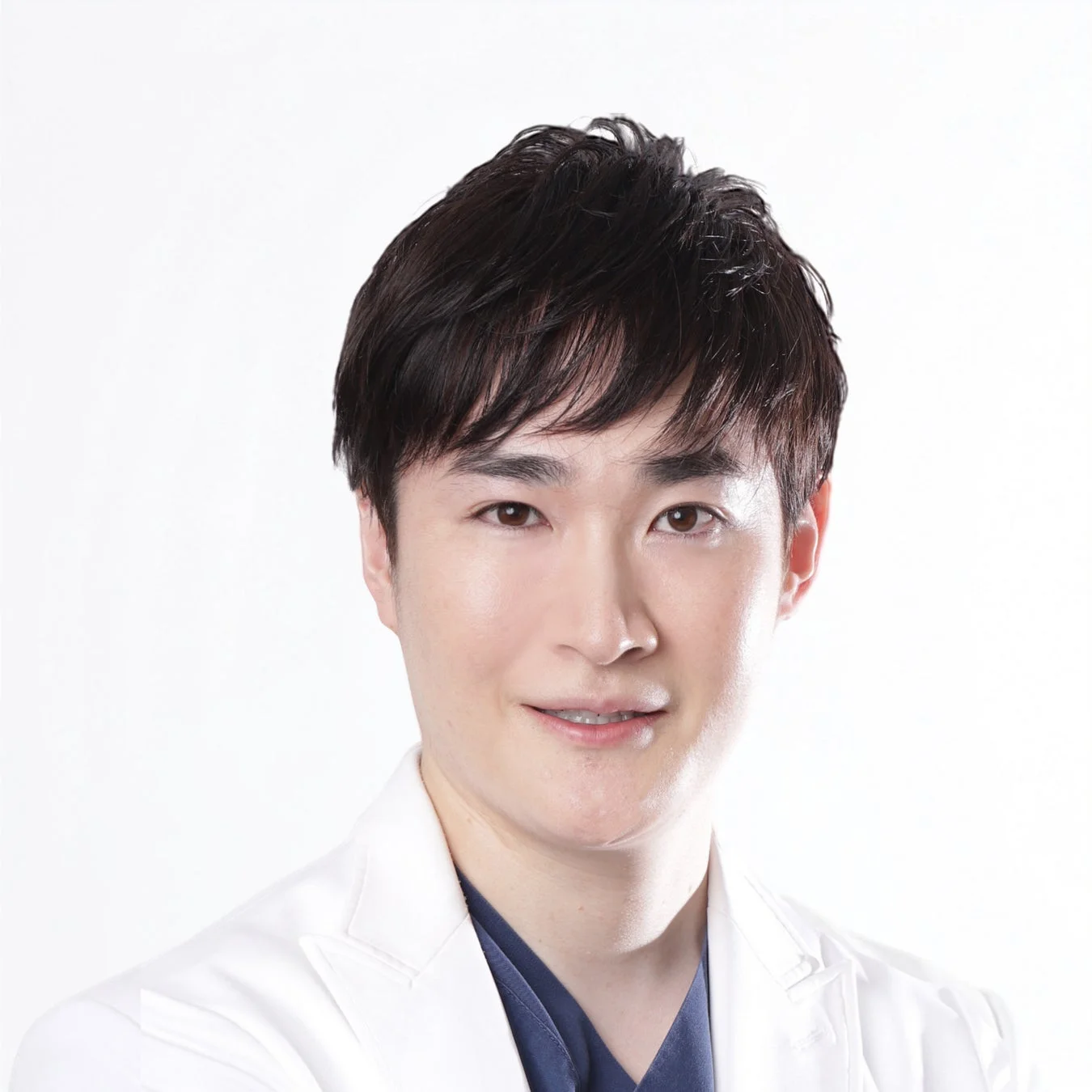 男性,アジア人,医師,医療従事者,白衣,笑顔,ポートレート,白背景,正面,清潔感