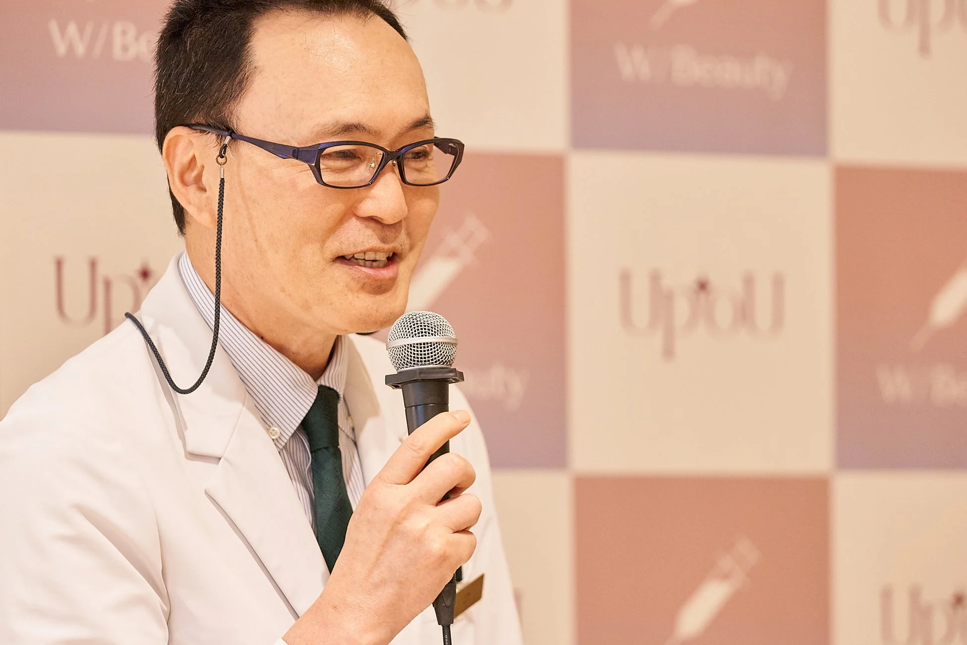 男性,医師,白衣,マイク,スピーチ,講演,メガネ,専門家,プレゼンテーション,医療