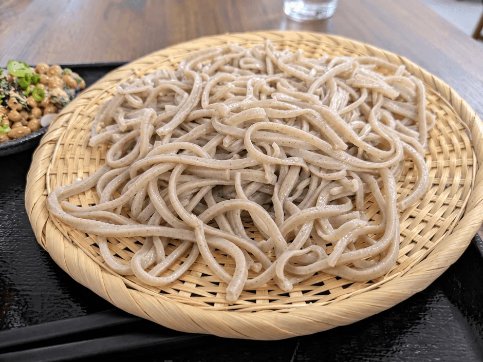 竹ざるに盛られた美味しそうなざるそば