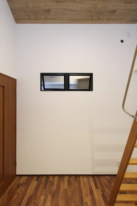 収納とロフトを備えた風通しのよい子ども部屋
