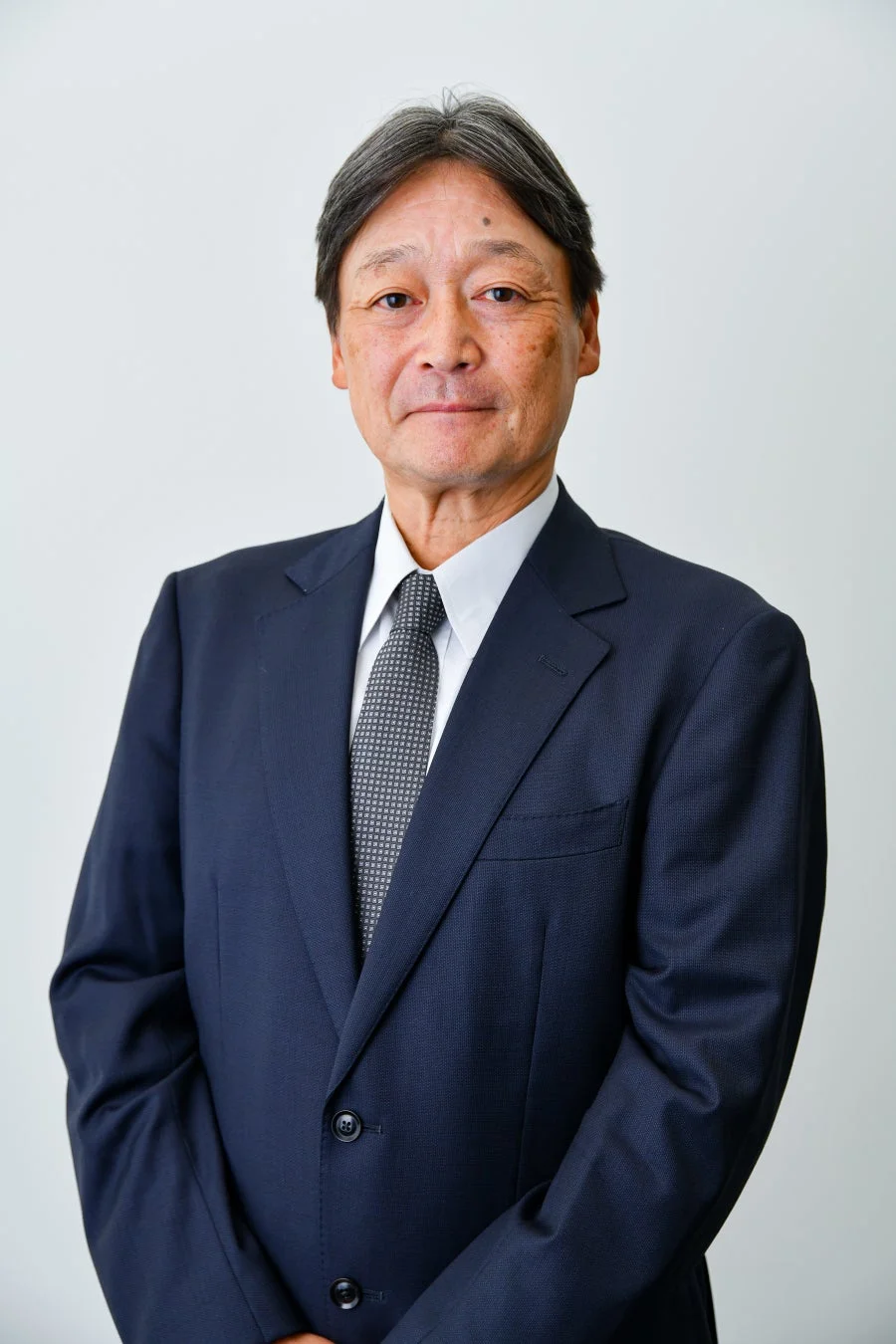 ダークスーツを着用した中高年の日本人男性の上半身ポートレート
