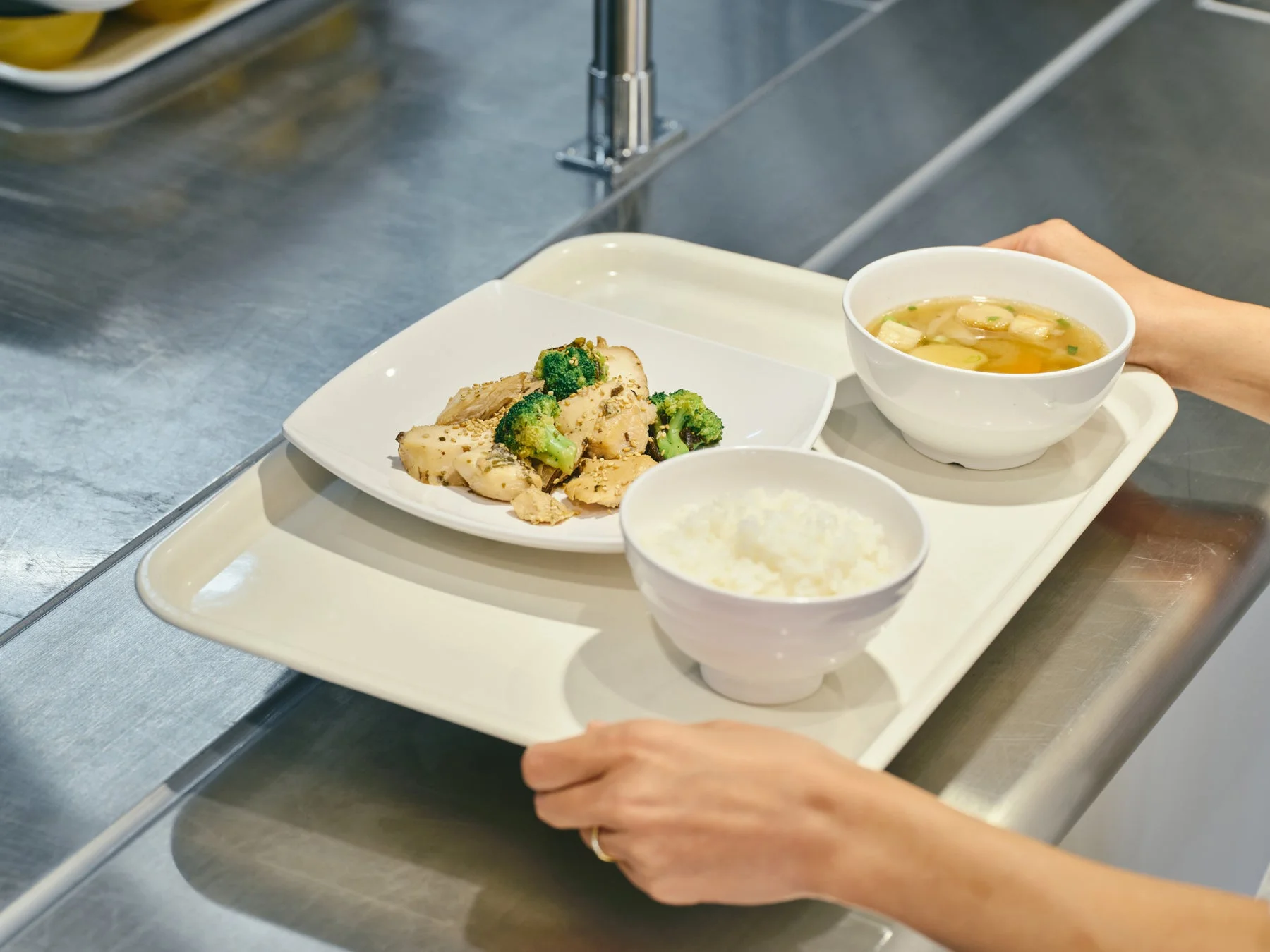 食事を運ぶ様子