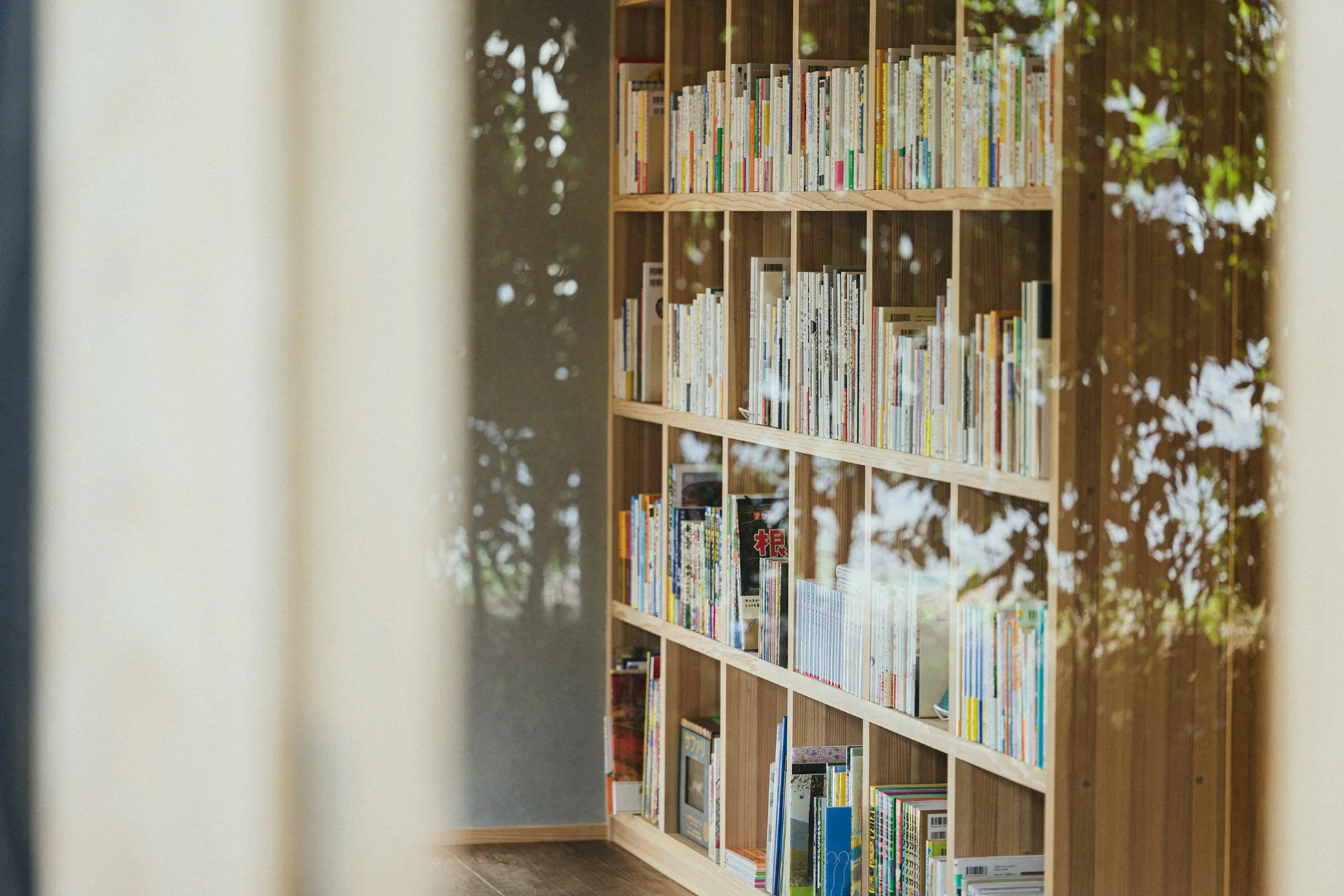 本が並ぶ図書室「OWL」の様子
