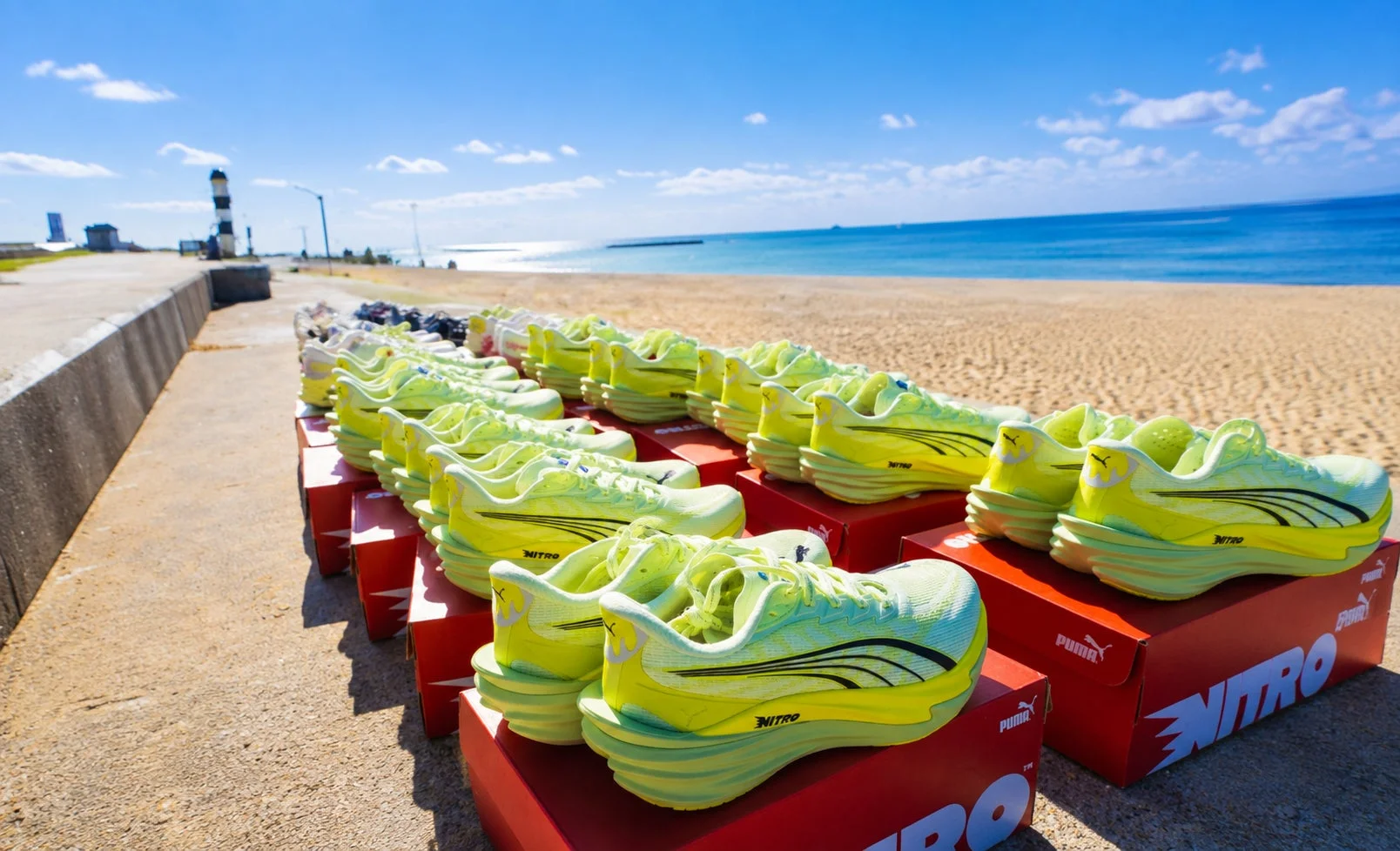 ビーチに並べられたPUMA NITROランニングシューズ