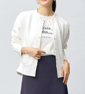 白いカーディガンを着用した女性