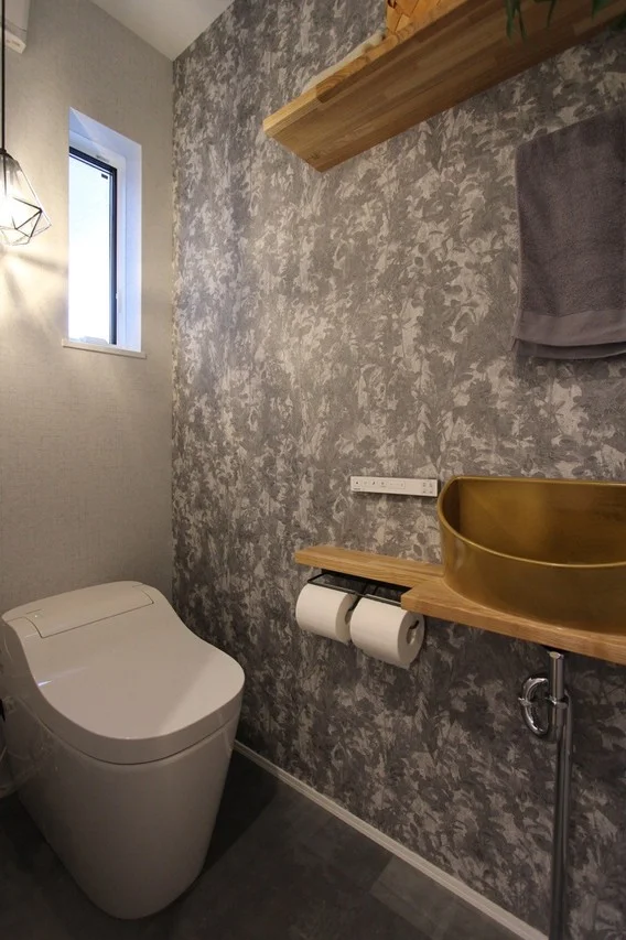 モダンでラグジュアリーなトイレ空間