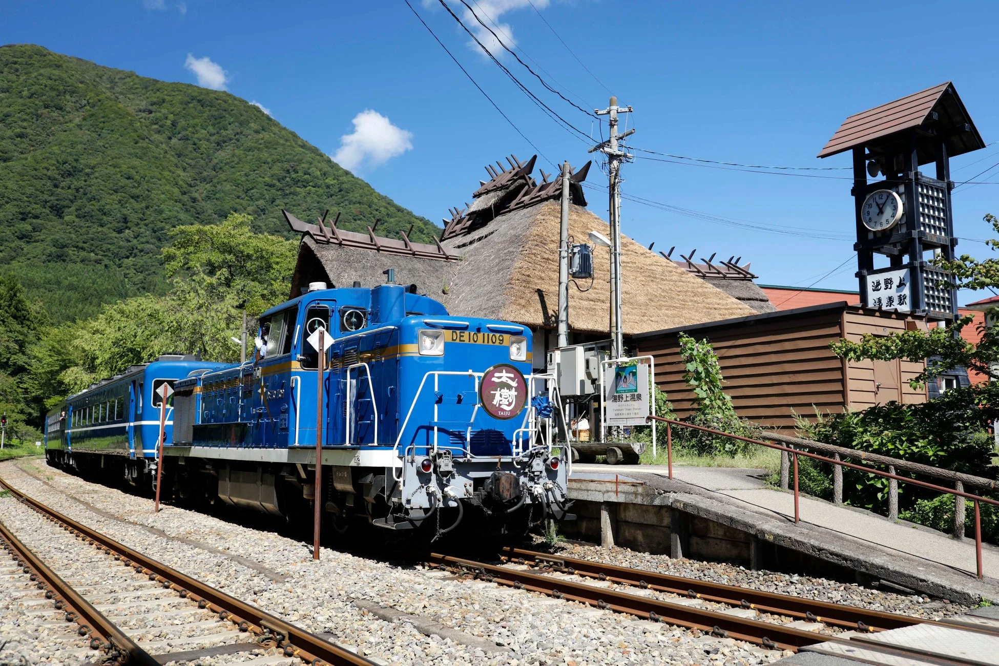 DL大樹「土津」が停車する湯野上温泉駅の様子