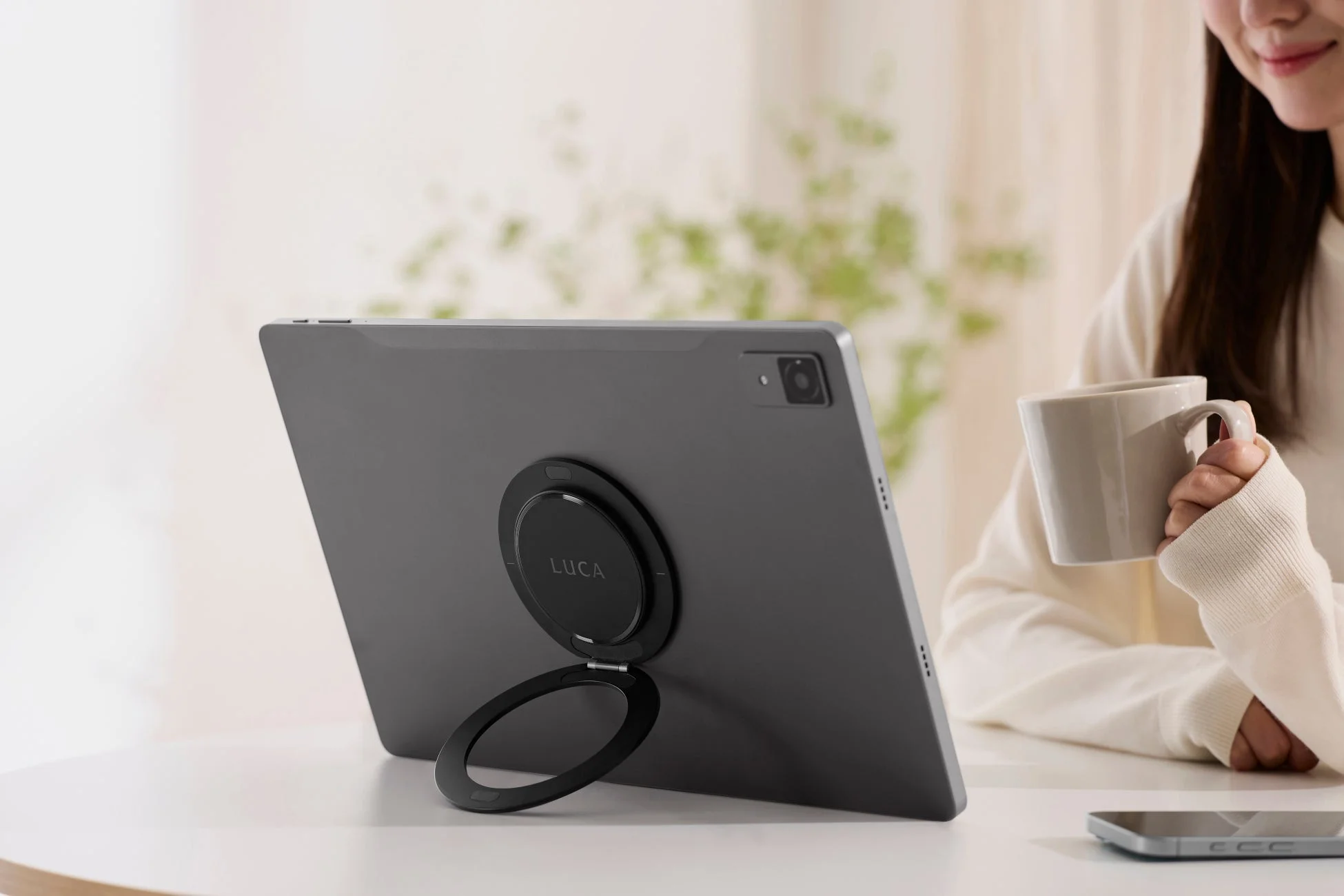 タブレットリングをスタンドとして使う女性