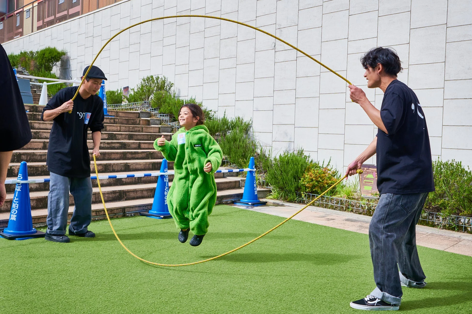 大縄跳びを楽しむ子供と大人
