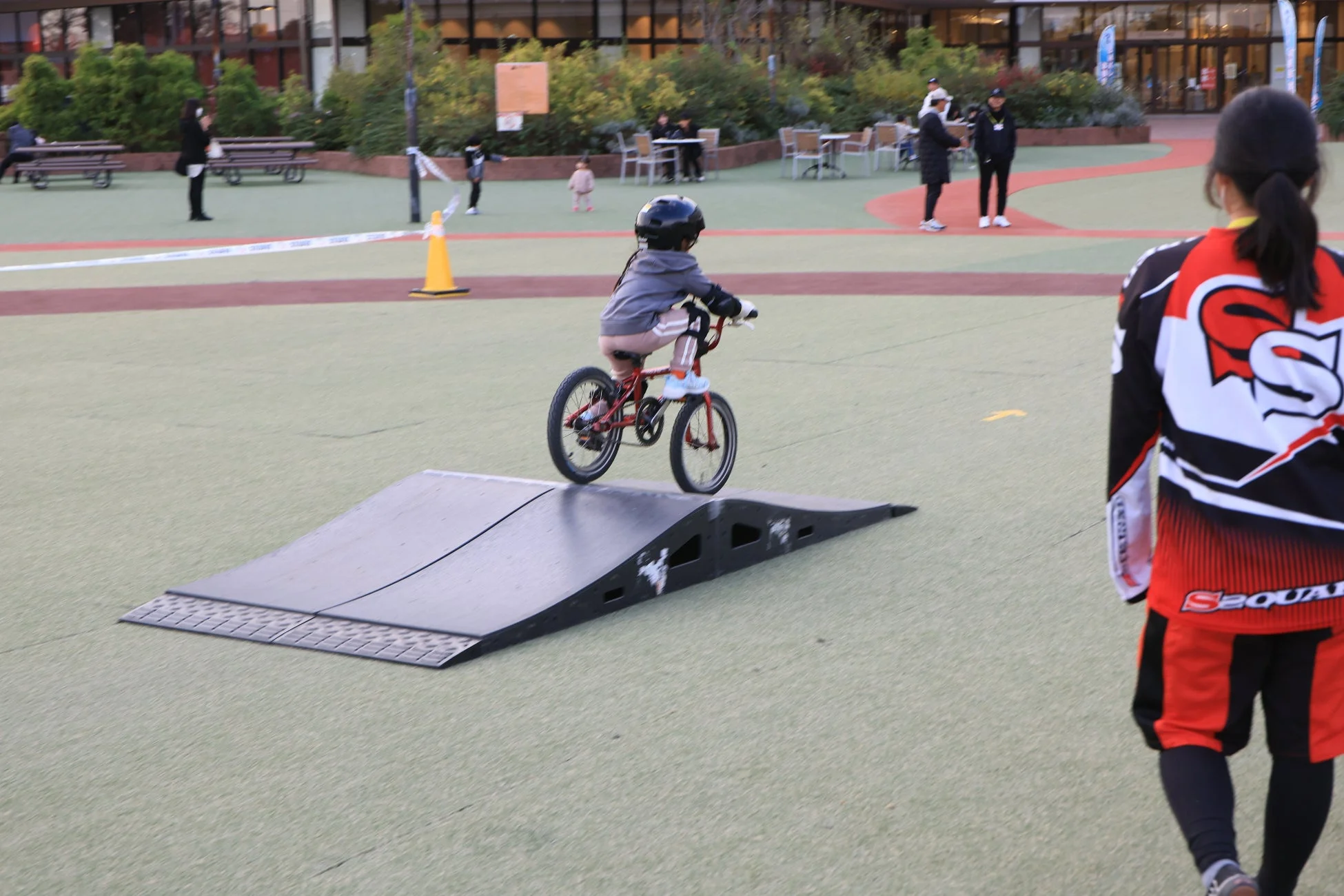 特設コースでBMXに乗る子供