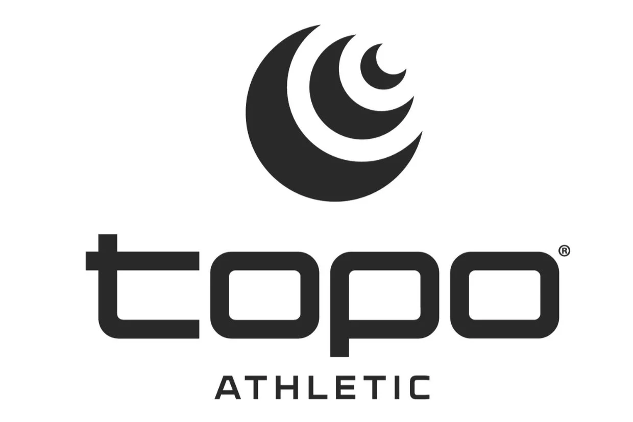 「topo ATHLETIC」と書かれたロゴマーク