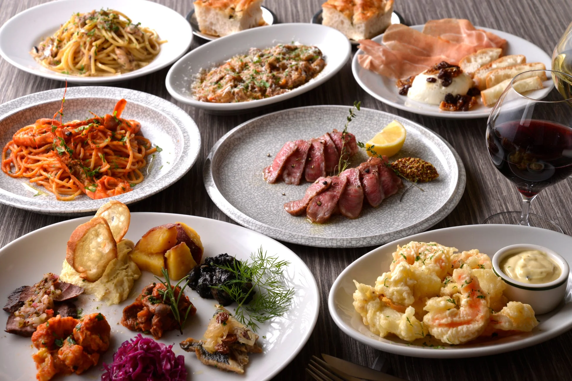 イタリア料理、パスタ、肉料理、前菜、ワイン、エビフライ、プロシュート、フォカッチャ、ディナー、食事、盛り合わせ、グルメ