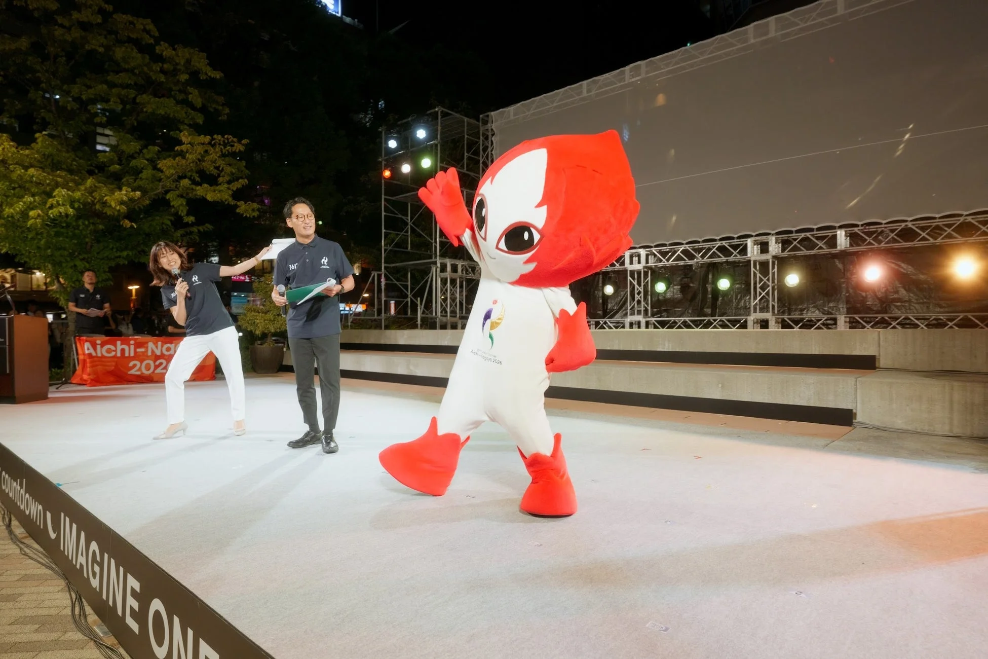 マスコットと司会者がステージに立つ夜の様子