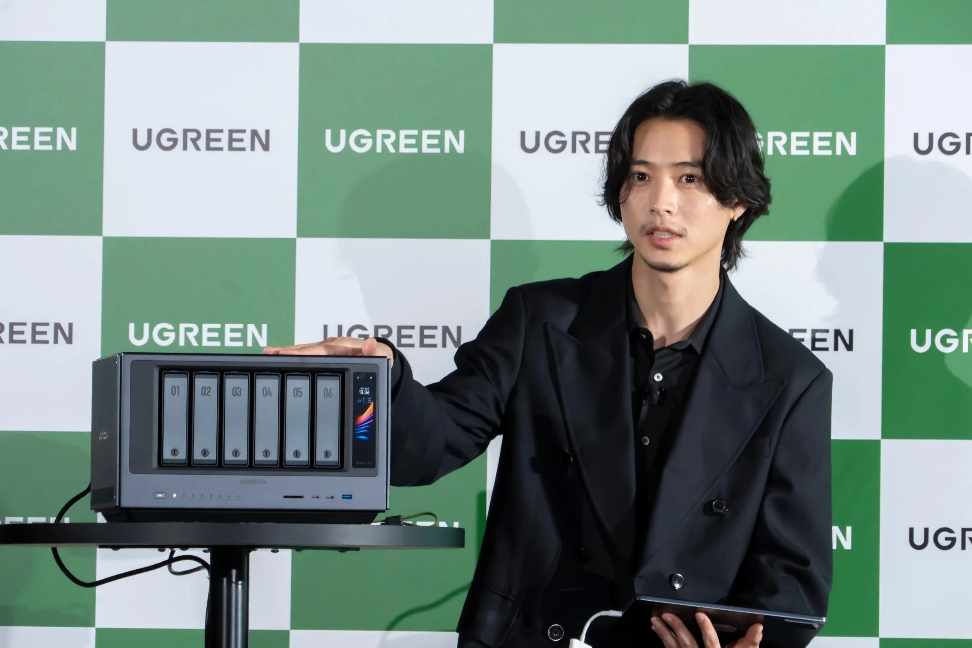 山﨑賢人さんがNASを操作