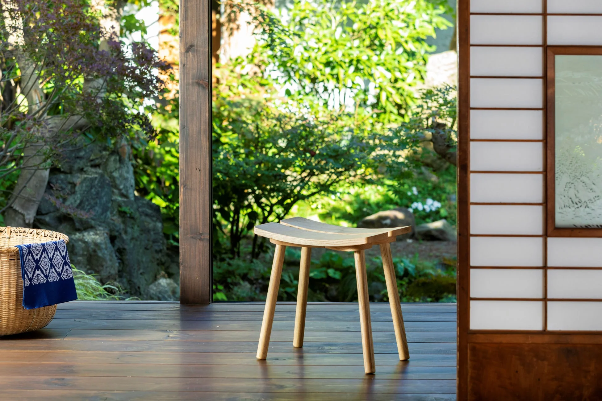 iwatemoの木製スツール