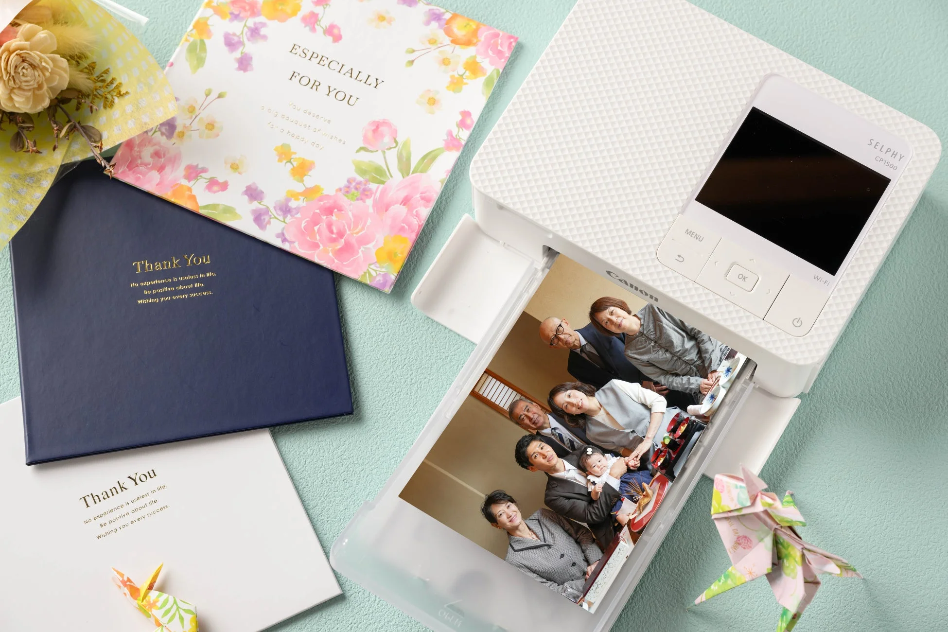 Canon SELPHY CP1500プリンターで家族写真がプリントされている様子