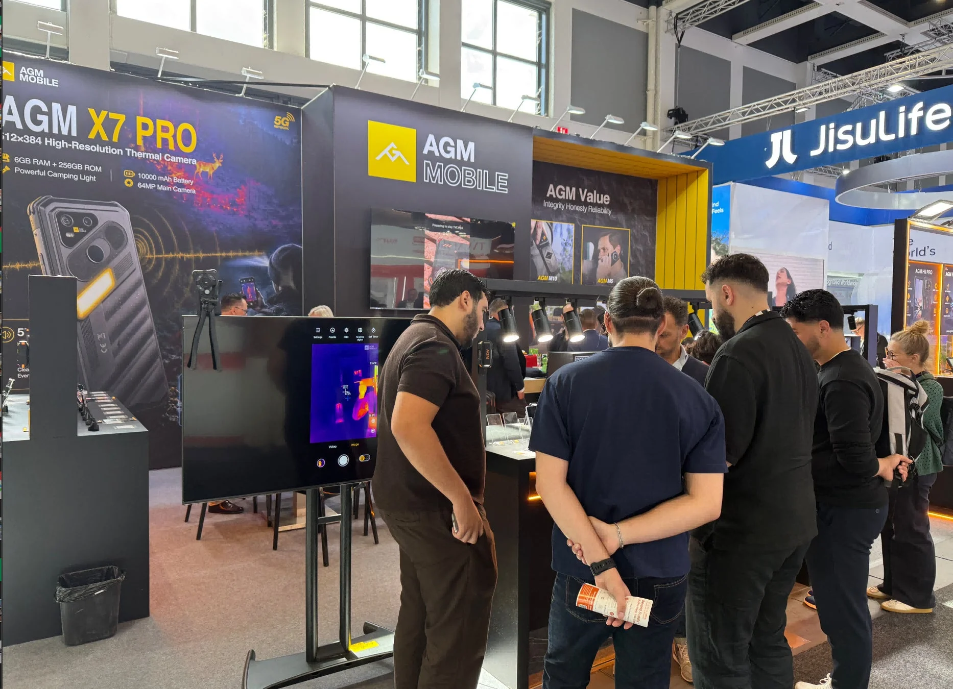 AGM X7 PROのサーマルカメラ機能に注目する来場者