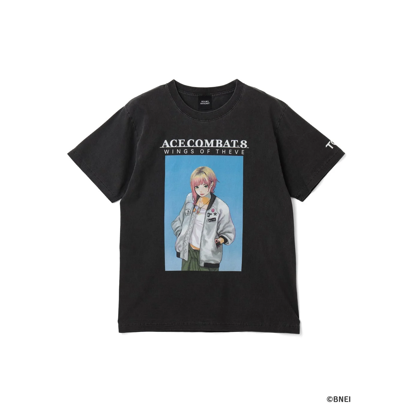 黒いTシャツにピンク髪の女性アニメキャラクターが描かれており、ゲーム「エースコンバット」コラボのアパレル商品です。