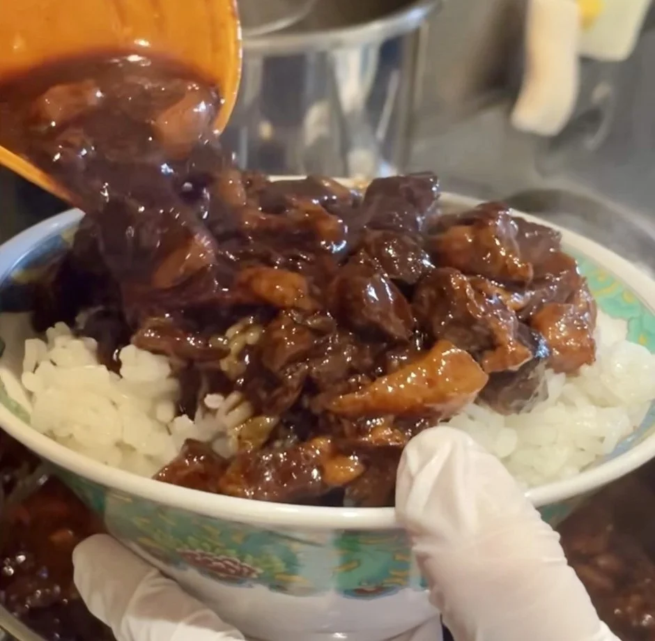 魯肉飯の盛り付け